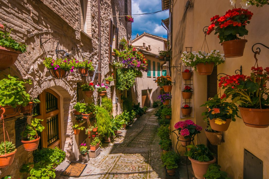 Spectacular,colorful,traditional,italian,medieval,alley,in,the,historic,center