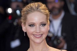 Jennifer,lawrence,on,the,red,carpet,of,the,mother!,premiere