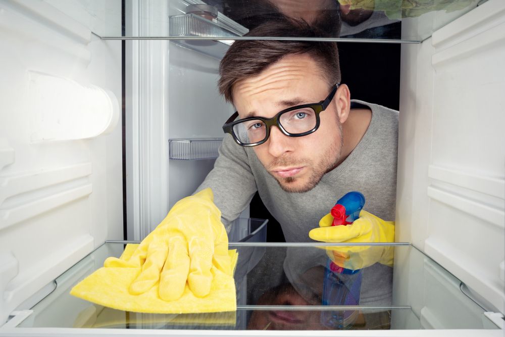 Man,cleaning,the,fridge