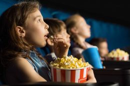 mozi, kislány, popcorn