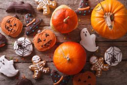 Beautiful,gingerbread,for,halloween,and,fresh,pumpkin,on,the,table.