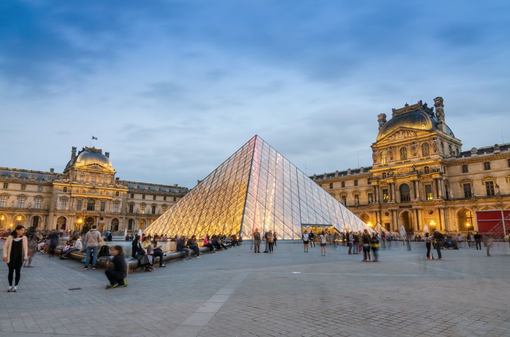 Jobb lenne élőben felkeresni a Louvre-t, de a a virtuális túrák is érdekesek
