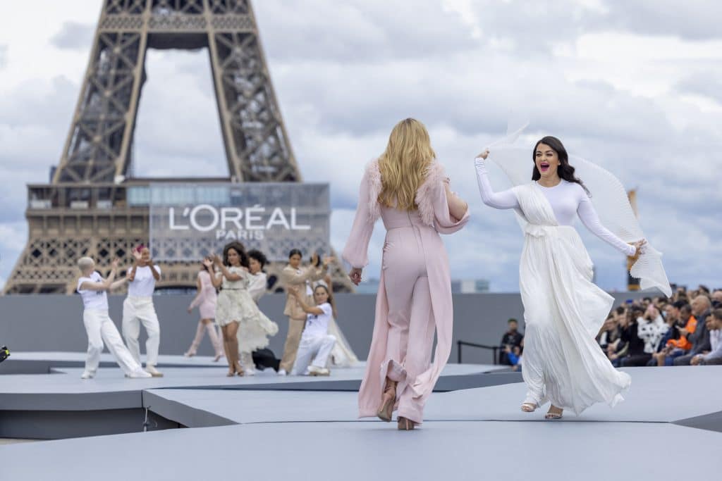 Défilé De Mode "le Défilé L'oreal Paris 2021" Lors De La La Fashion Week Printemps/été 2022 Sur Le Parvis Des Droits De L'homme à Paris