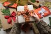 Hands,holding,a,christmas,present