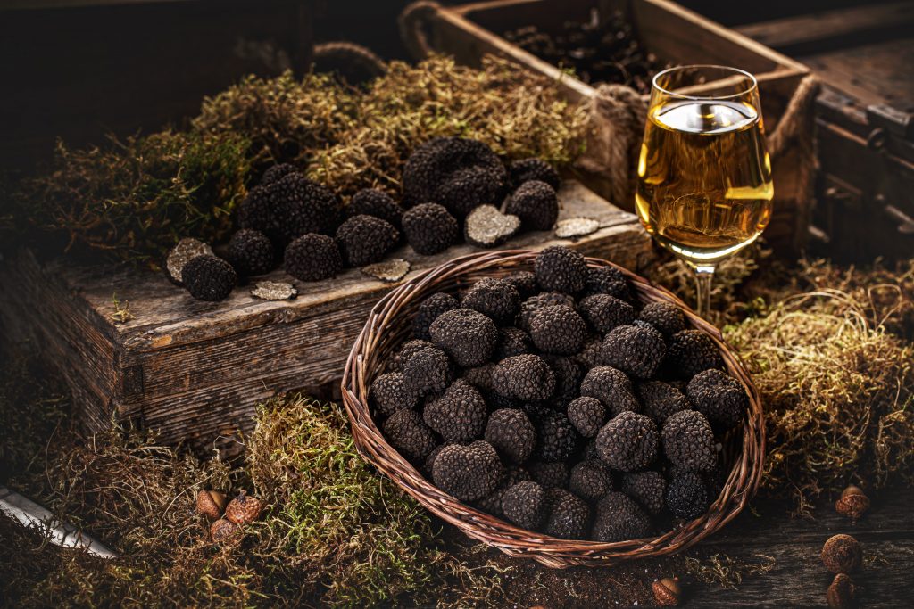 Freshly,picked,black,truffles,on,market,table,with,very,fancy