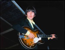 George Harrison gitárral kezében