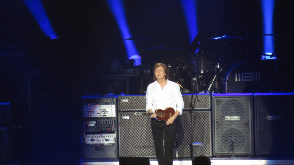 Paul McCartney George Harrison ukuleléjén játszik