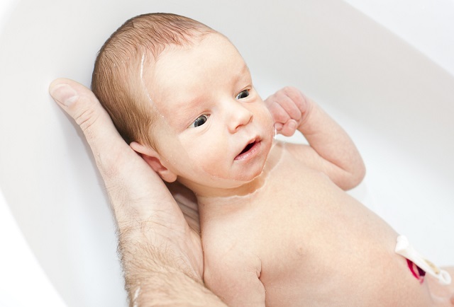 Az újszülött baba fürdetése köldökcsonkkal