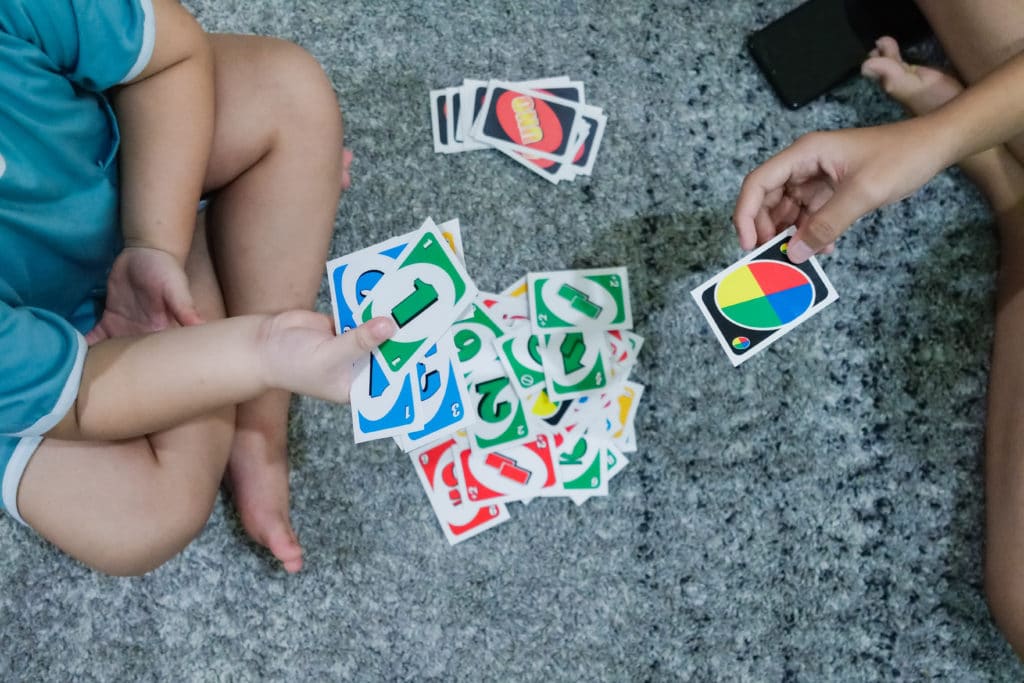Uno kártyajáték gyerekeknek és felnőtteknek
