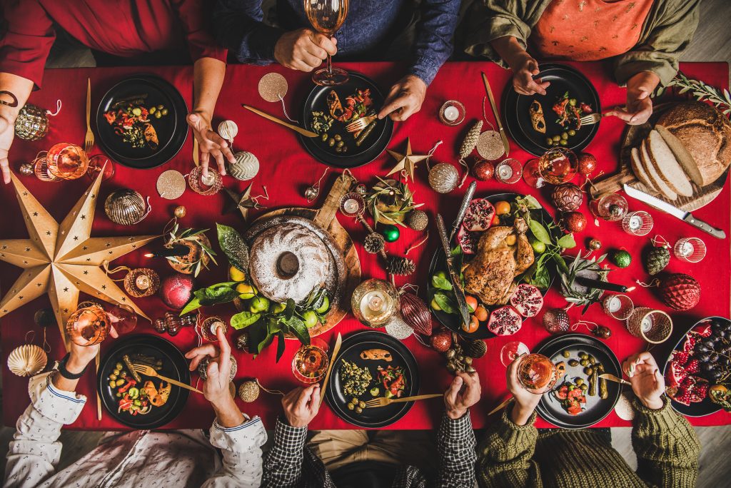 Rengeteg étel a karácsonyi asztalon ami túlevéshez vezet