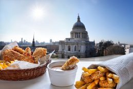 Fish,and,chips,against,st.,pauls,cathedral,in,london.