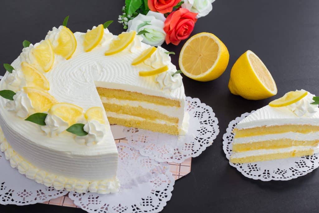Bátran díszítsük ízlésünk szerint a citromtortánkat!/Kép forrása: Shutterstock/Puzzlepix