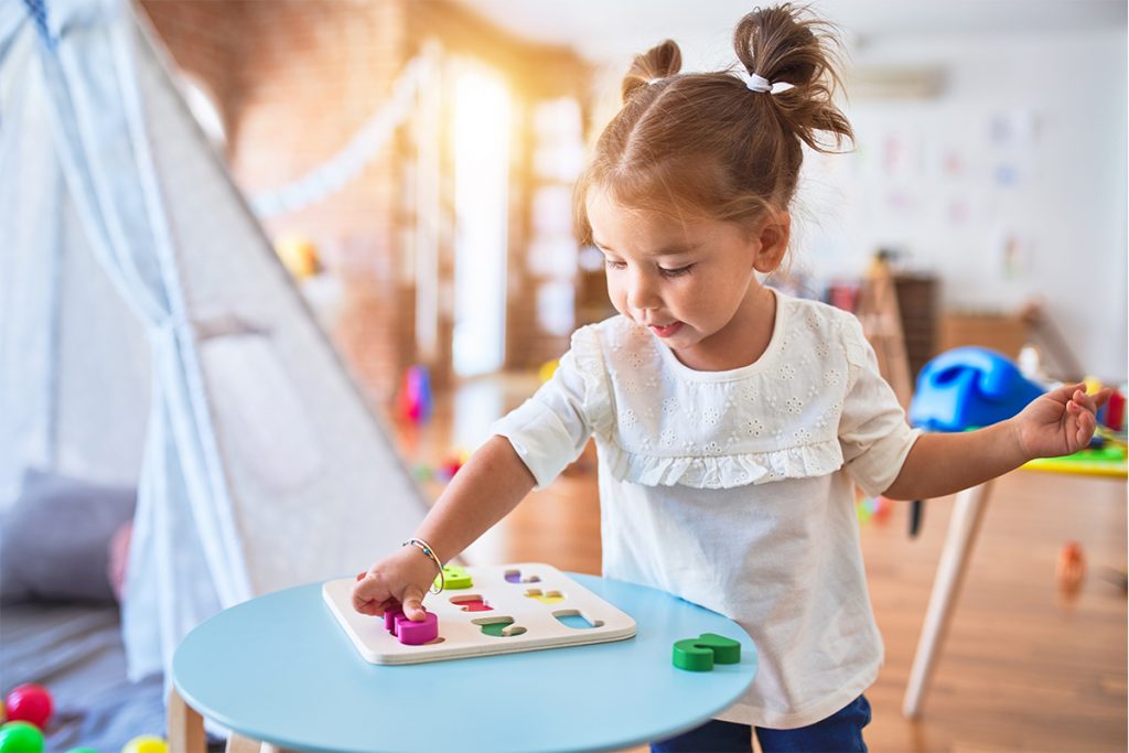 Kislany Montessori Modsszerrel Szamolni Tanul Az Oviban