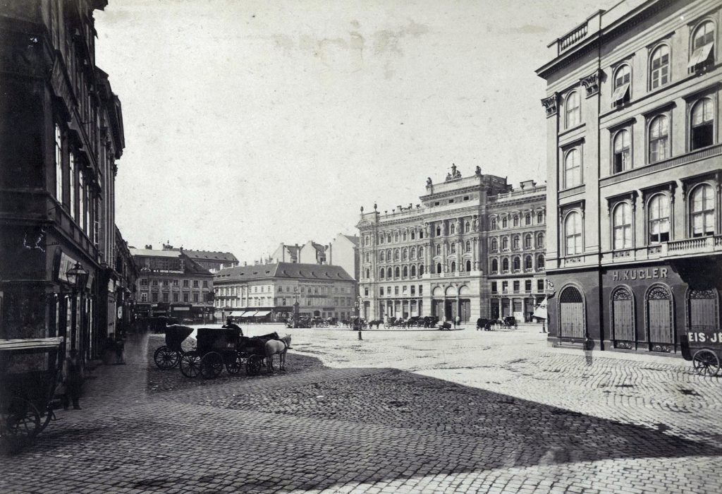 A mai Vörösmarty tér, jobbra a mai Gerbeaud - akkor még Kugler cukrászda 1876 körül