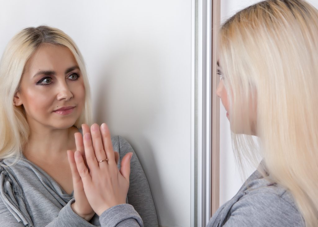 Nézzünk a tükörbe, és mondjuk hangosan: ,,szeretem magam". Nem is olyan egyszerű, ugye?/Kép forrása: Shutterstock/Puzzlepix