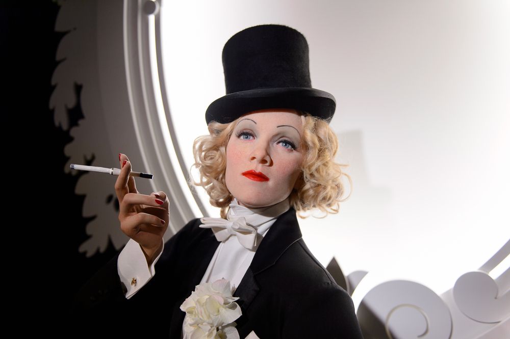 női nadrág, népserűsíté, Marlene Dietrich 
