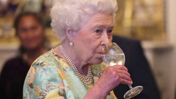 A királyi családban Erzsébet királynő dönti el, hogy mikor ér véget az étkezés