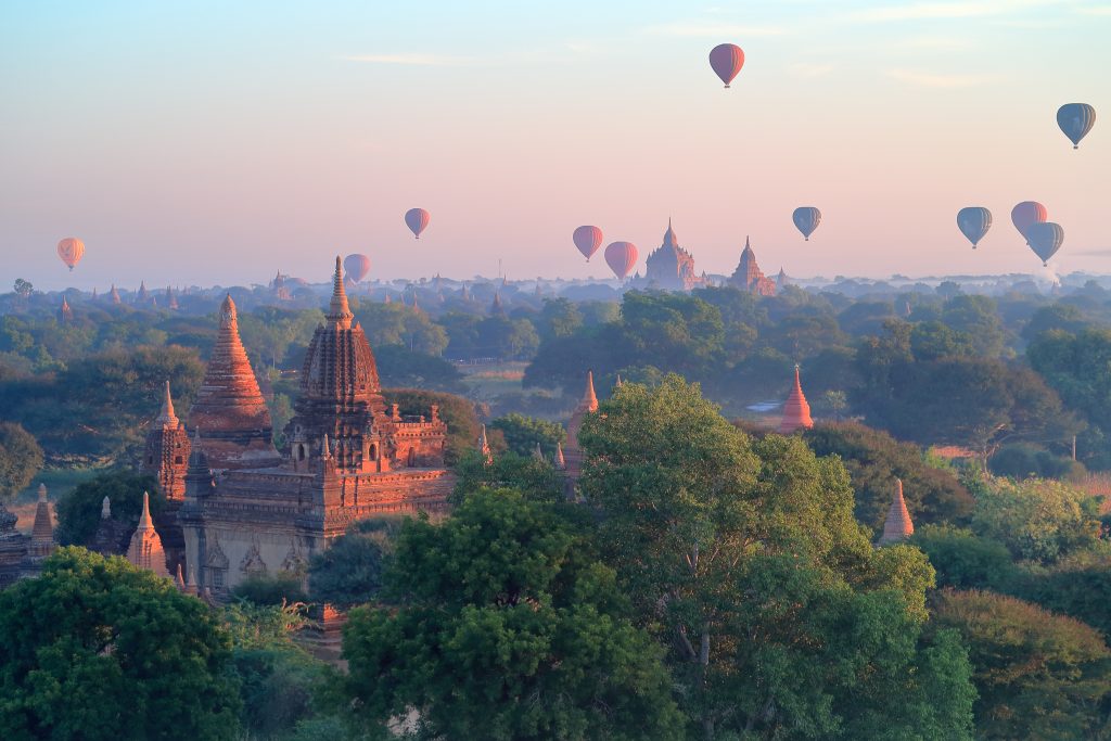 Hot,air,ballons,over,pagodas,in,sunrise,at,bagan,,myanmar.