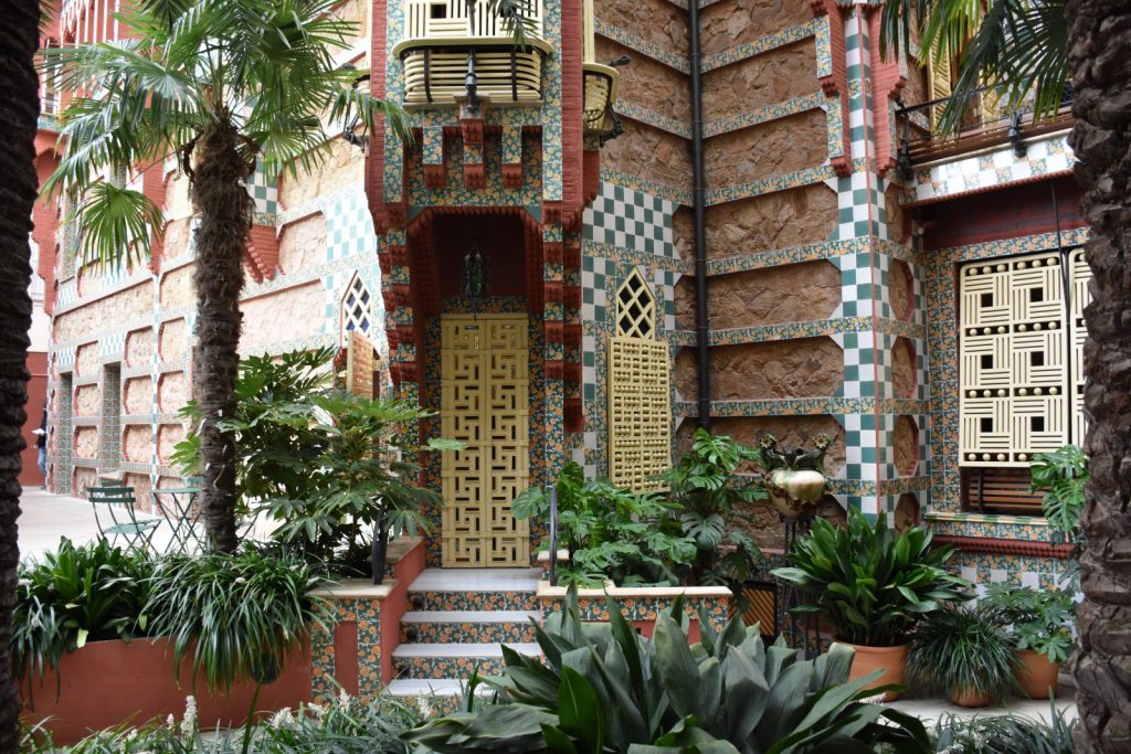Ha Barcelonában járunk, ne hagyjuk ki Gaudí egyik legszebb épületét sem!