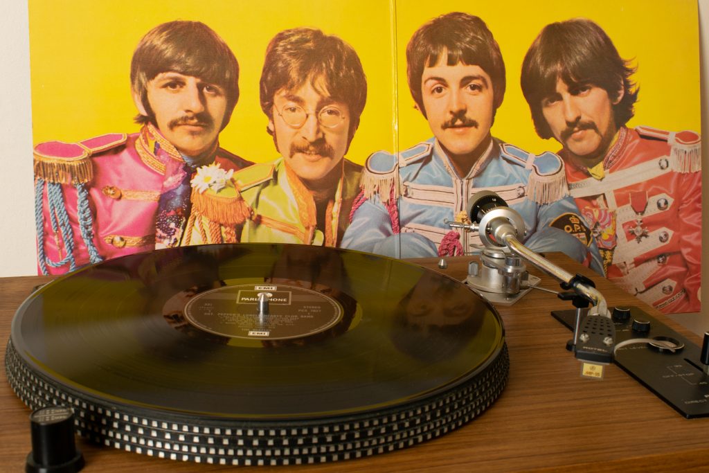 Az 1967-es Sgts peppers lonely heart club band album belső borítóján: Ringo Starr, John Lennon, Paul McCartney és George Harrison