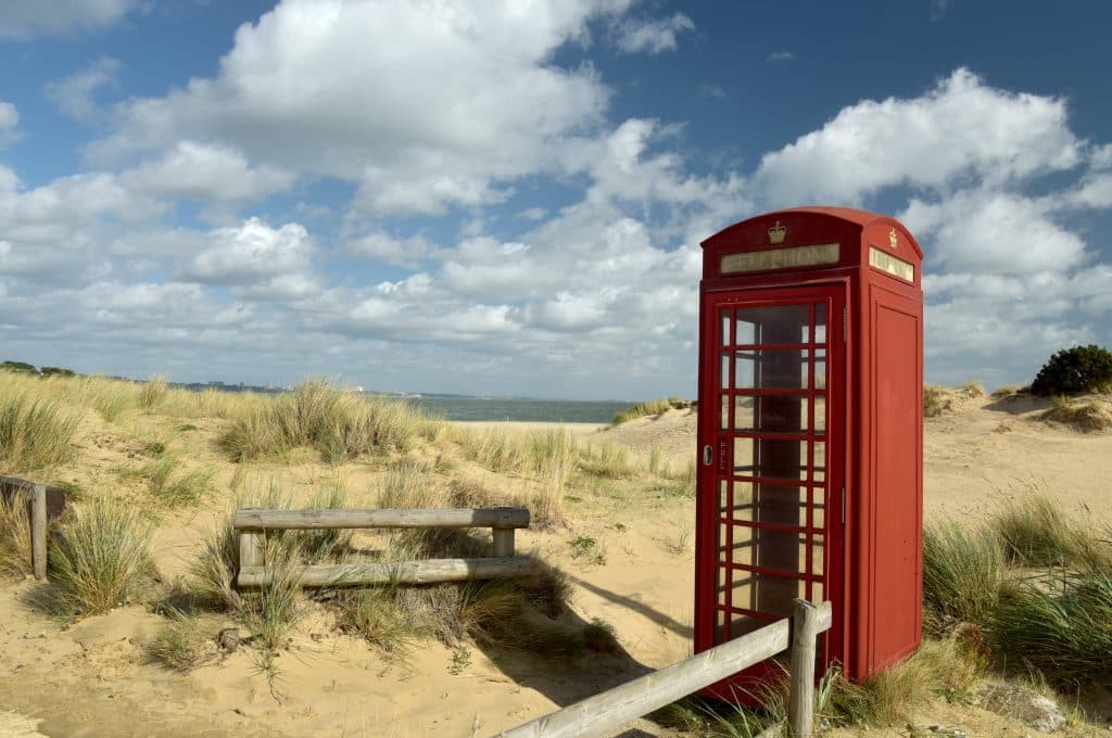Shell Bay-től alig egy óra séta Studland tengerpartja, a semmi közepén álló telefonfülkével
