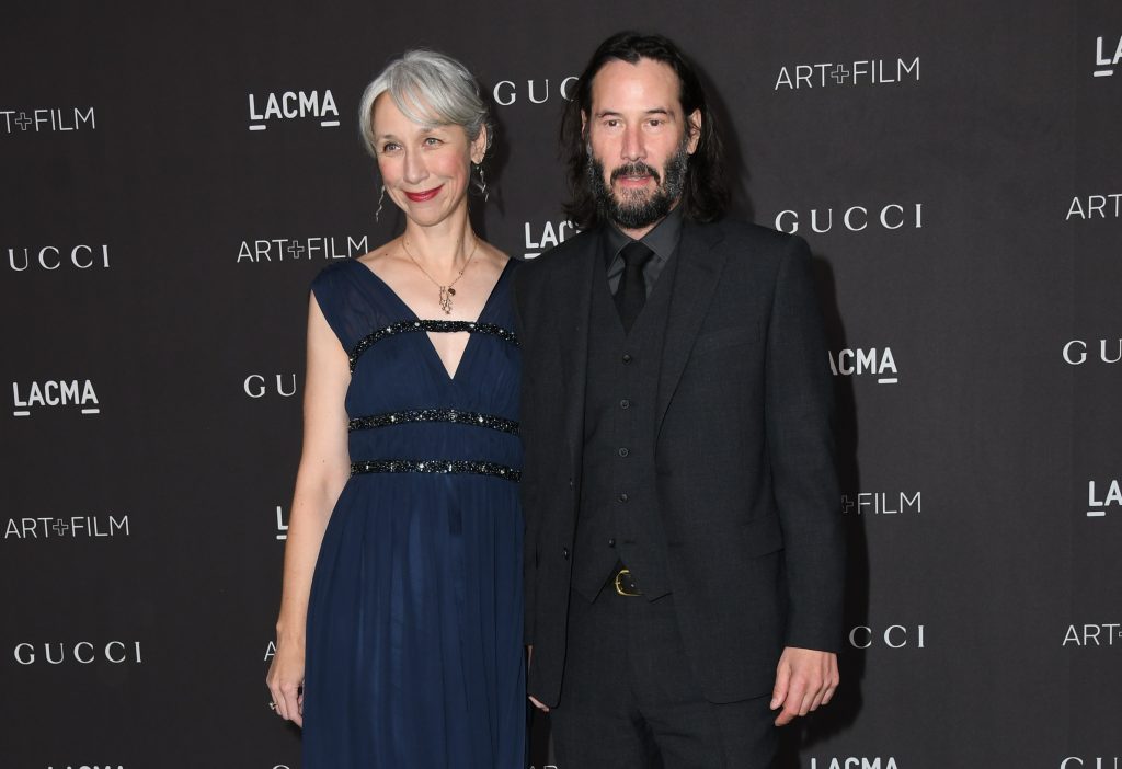Ritka pillanat: Keanu Reeves megmutatta 49 éves párját a vörös ...