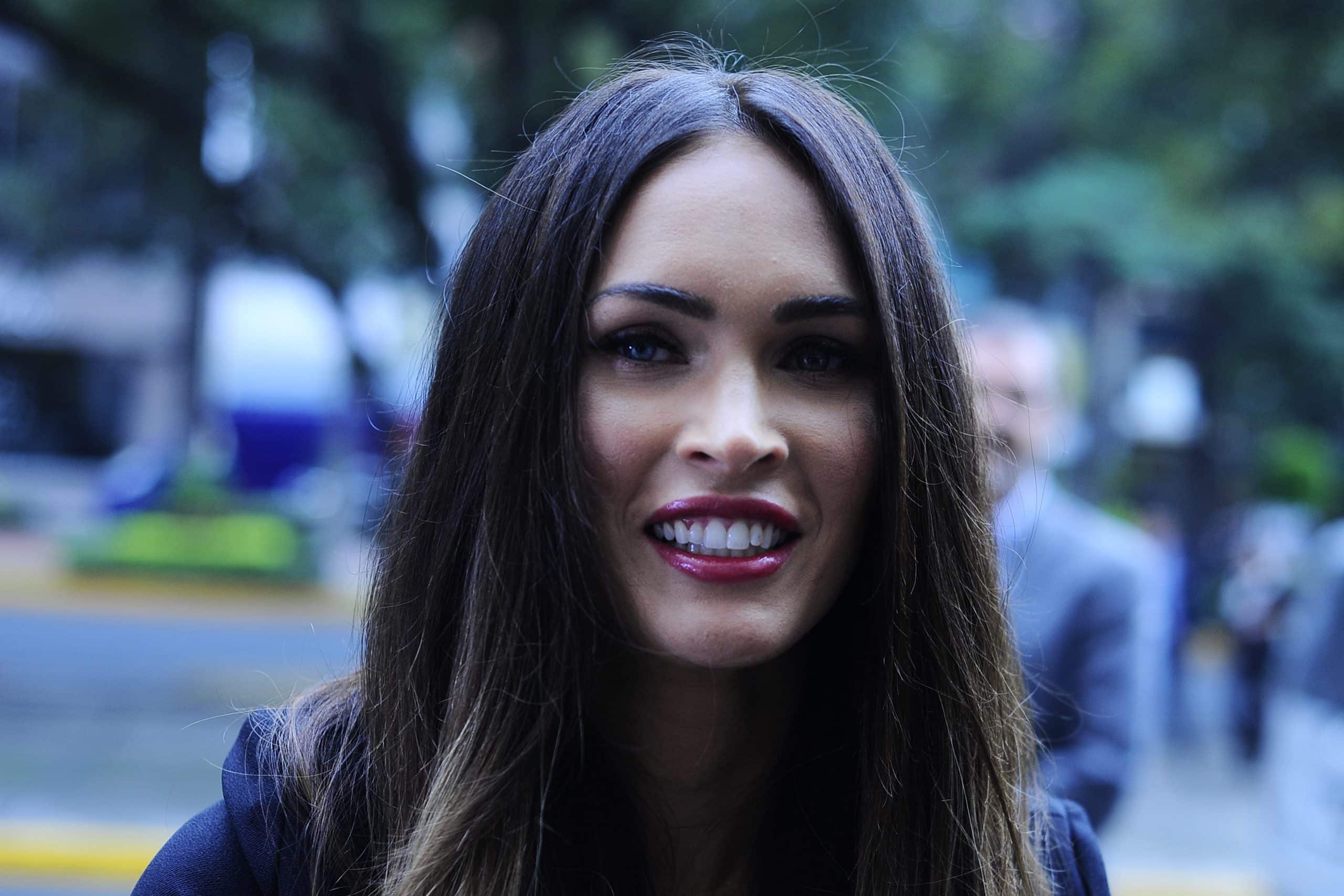 Megan Fox piros latex ruhája a nyár legvadabb darabja – Coloré