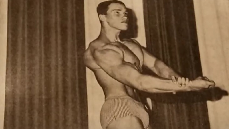 A fiatal Arnold Schwarzenegger  18 évesen nyerte első testépítőversenyét 