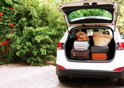 Suitcases,and,bags,in,trunk,of,car,ready,to,depart