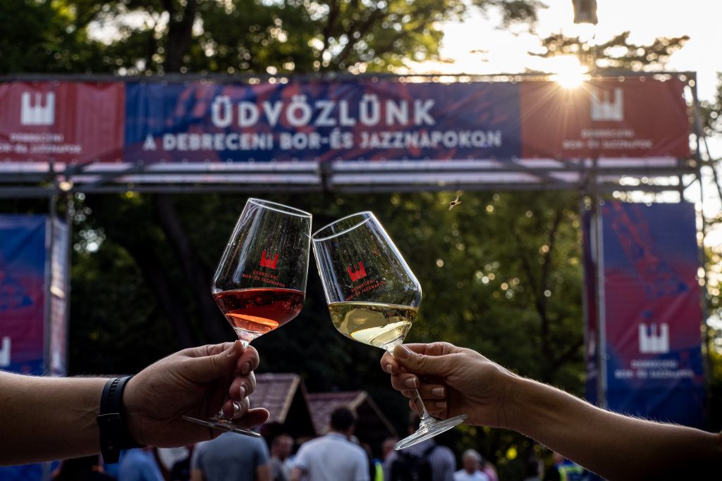 A Debreceni Bor- és Jazznapokon a legjobb borokat kóstolhatjuk, miközben a háttérben szól a jazz