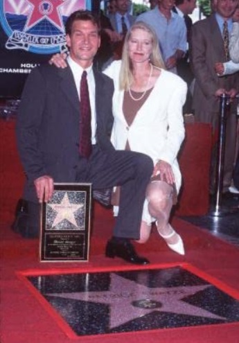 Patrick Swayze feleségével, amint felavatja csillagát a Hírességek sétányán