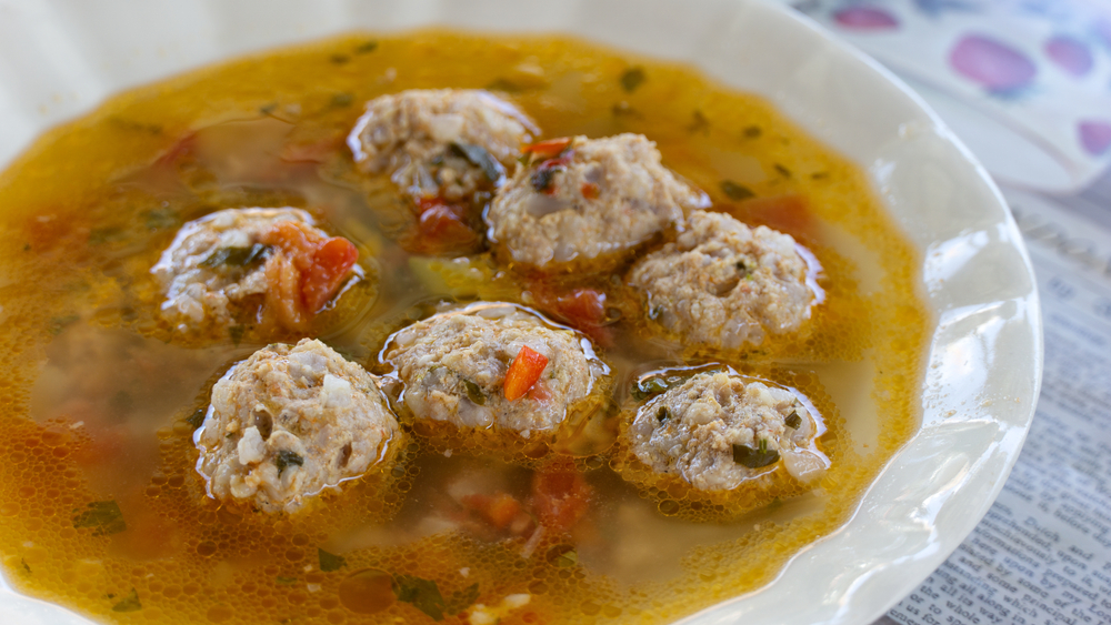 Close,up,plate,with,traditional,romanian,meatballs,soup,(ciorba,de