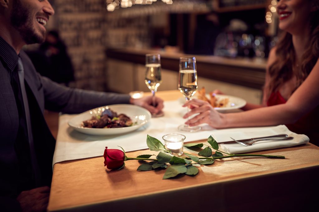 Couple,have,romantic,evening,in,restaurant