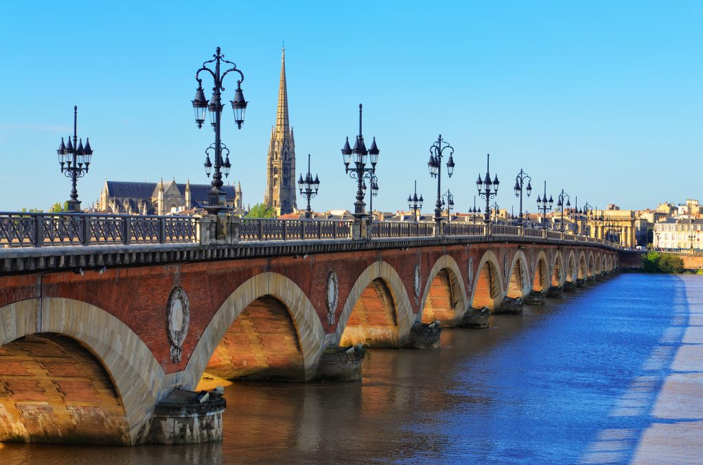 Bordeaux a Pont de Pierre híddal csodás látványt nyújt
