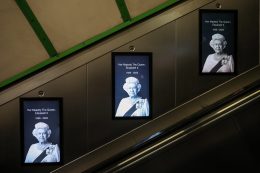 A londoni metró is Erzsébet királynő képeivel volt tele