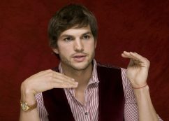 Ashton Kutcher Demi Moore oldalán találkozott a piros karkötővel