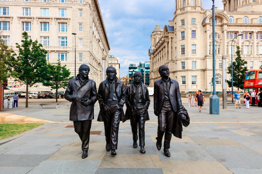 A szobor Liverpool selfi-központja