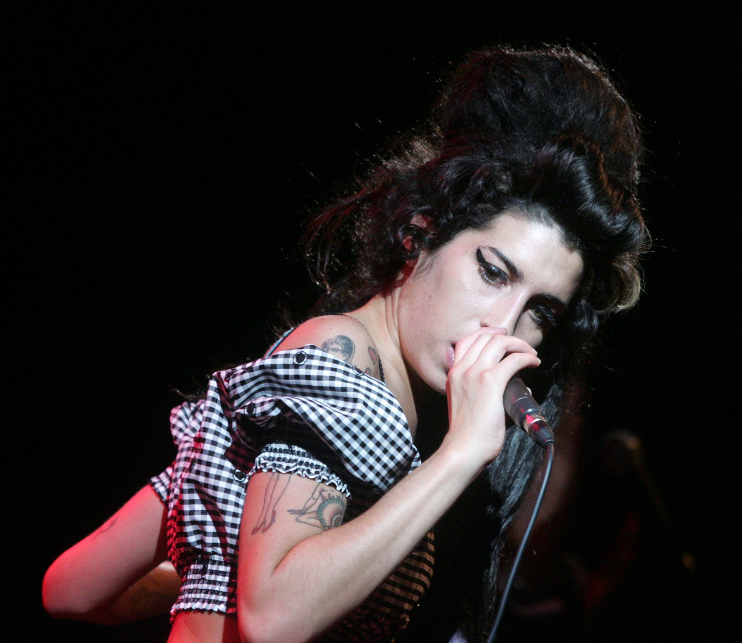 Készül a 27 évesen elhunyt Amy Winehouse életrajzi film – Íme az első forgatási képek