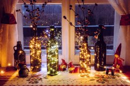 A karácsonyi fényeket is őrizhetjük még üvegekben