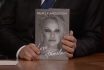 Pamela Anderson Tente De Fabriquer Des Animaux Avec Des Ballons Sur Le Plateau De L'émission "the Jimmy Kimmel Show"