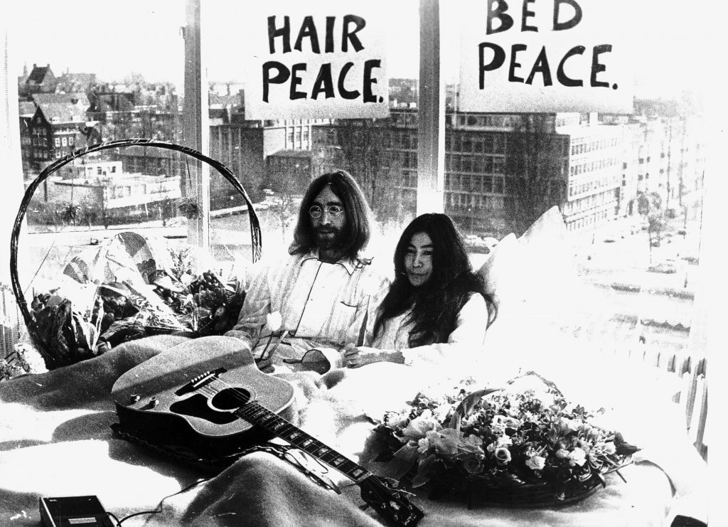 Yoko Ono és John Lennon a nászútjukat azzal töltötték, hogy a szeretet fontosságára hívták fel a figyelmet