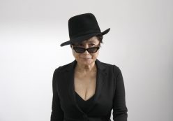 Yoko Ono 90 éves lett