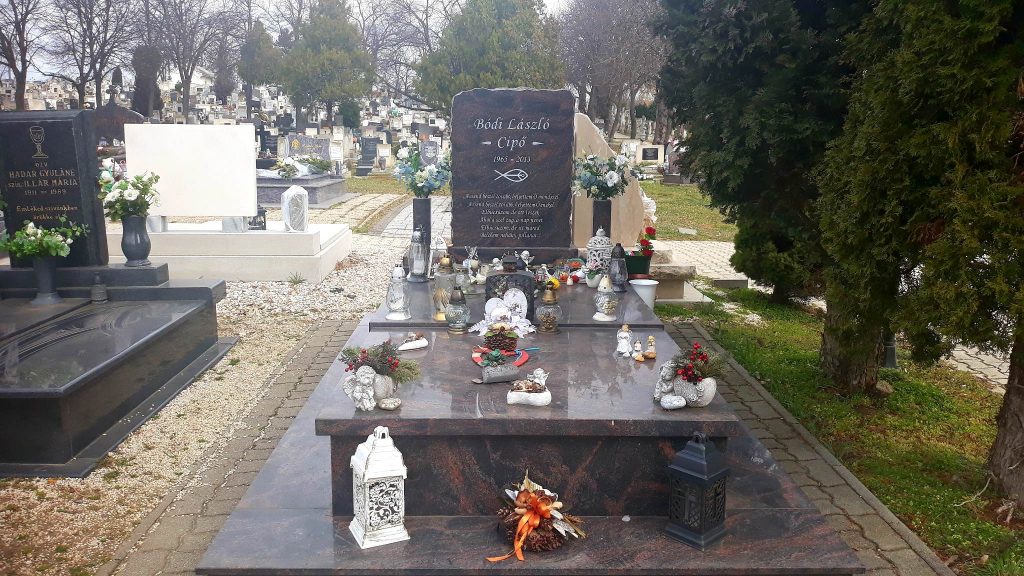 Cipő sírja a kistarcsai temetőben halálának tízéves évfordulója előtt egy nappal