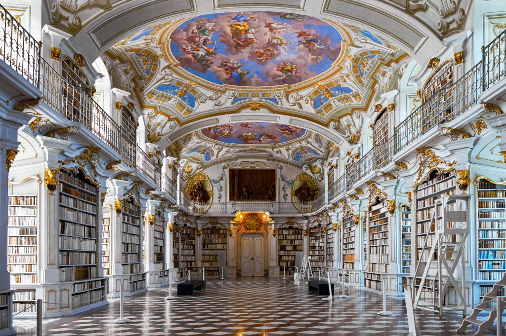 Fehér és arany színekben fest az admonti könyvtár