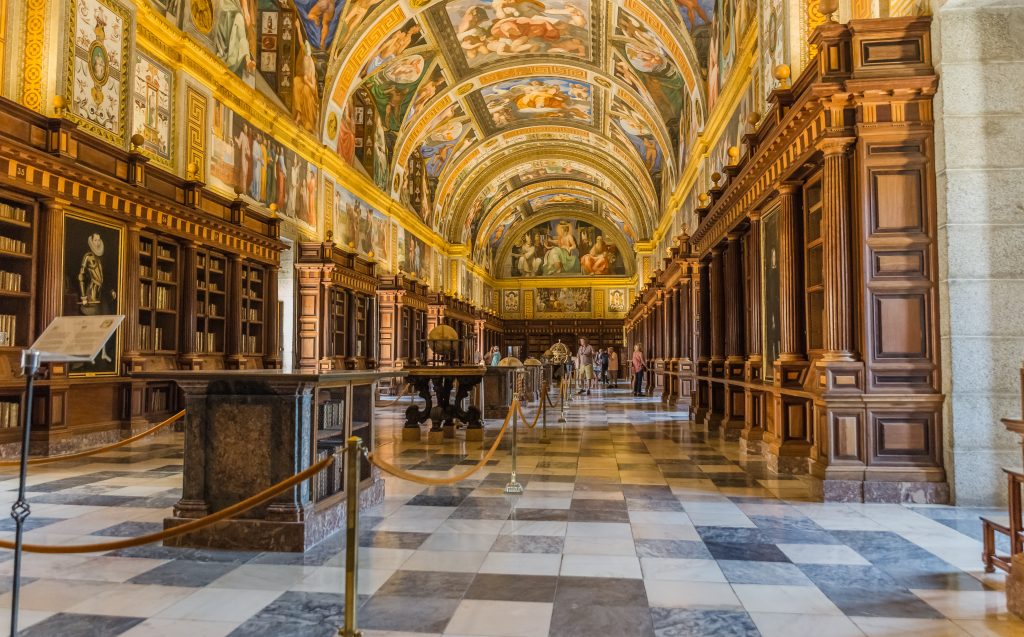 A könyvtár freskói a tudományok előtt tisztelegnek