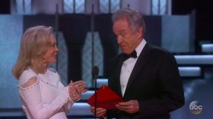 Warren Beatty Names La La Land The Best Picture Oscar Winner By Mistake Before Moonlight Is Named The Correct Winner