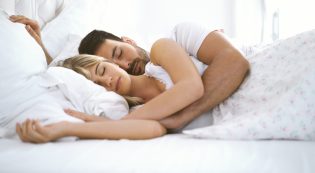 Ha párunkkal alszunk, a kapcsolatunk is tartósabb lehet