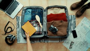A bőröndbe pakolás nem a nyár legjobb része, de gyorsan is túllehetünk rajta! / Kép forrása: Derepente / Getty Images