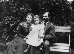 Sigmund Freud Mit Ehefrau Martha Und Tochter Anna Im Garten Der Berggasse 19 In Wien
