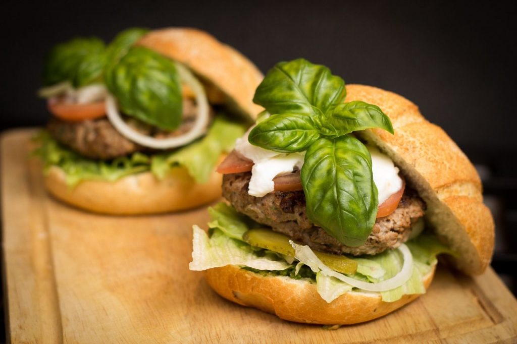 A flexibilis étrend előnye, hogy néhanap egy-egy hamburger is belefér / Kép forrása: Pixabay